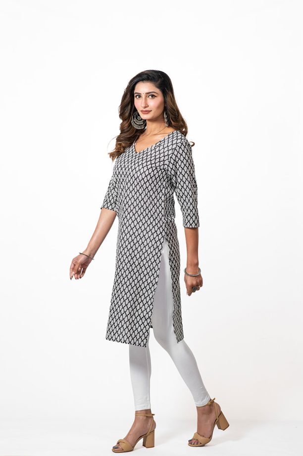 Women Printed Three Quarter Sleeve Straight Kurta - Image 5