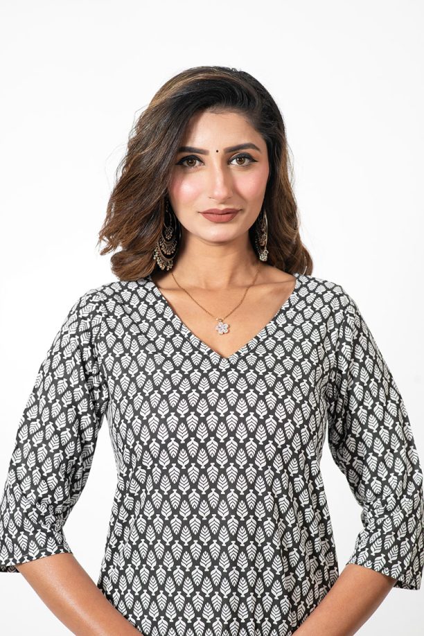 Women Printed Three Quarter Sleeve Straight Kurta - Image 2