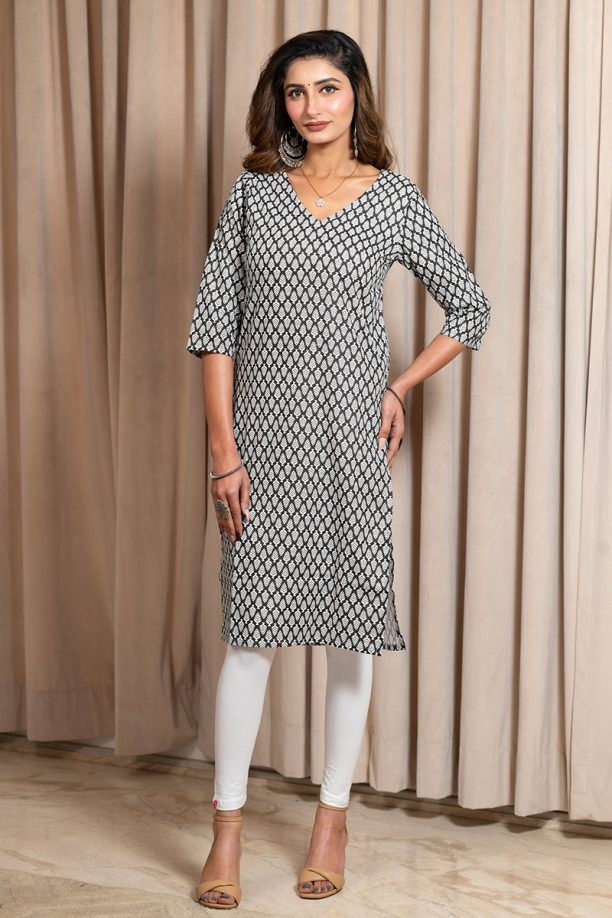 Women Printed Three Quarter Sleeve Straight Kurta